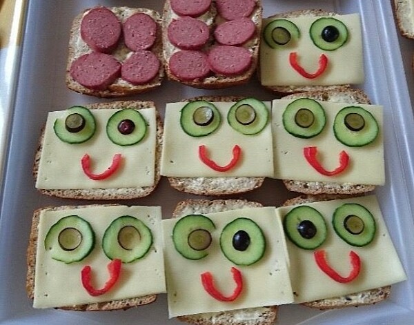 Belegte Brötchen mit Käse und gemüsegesichtern